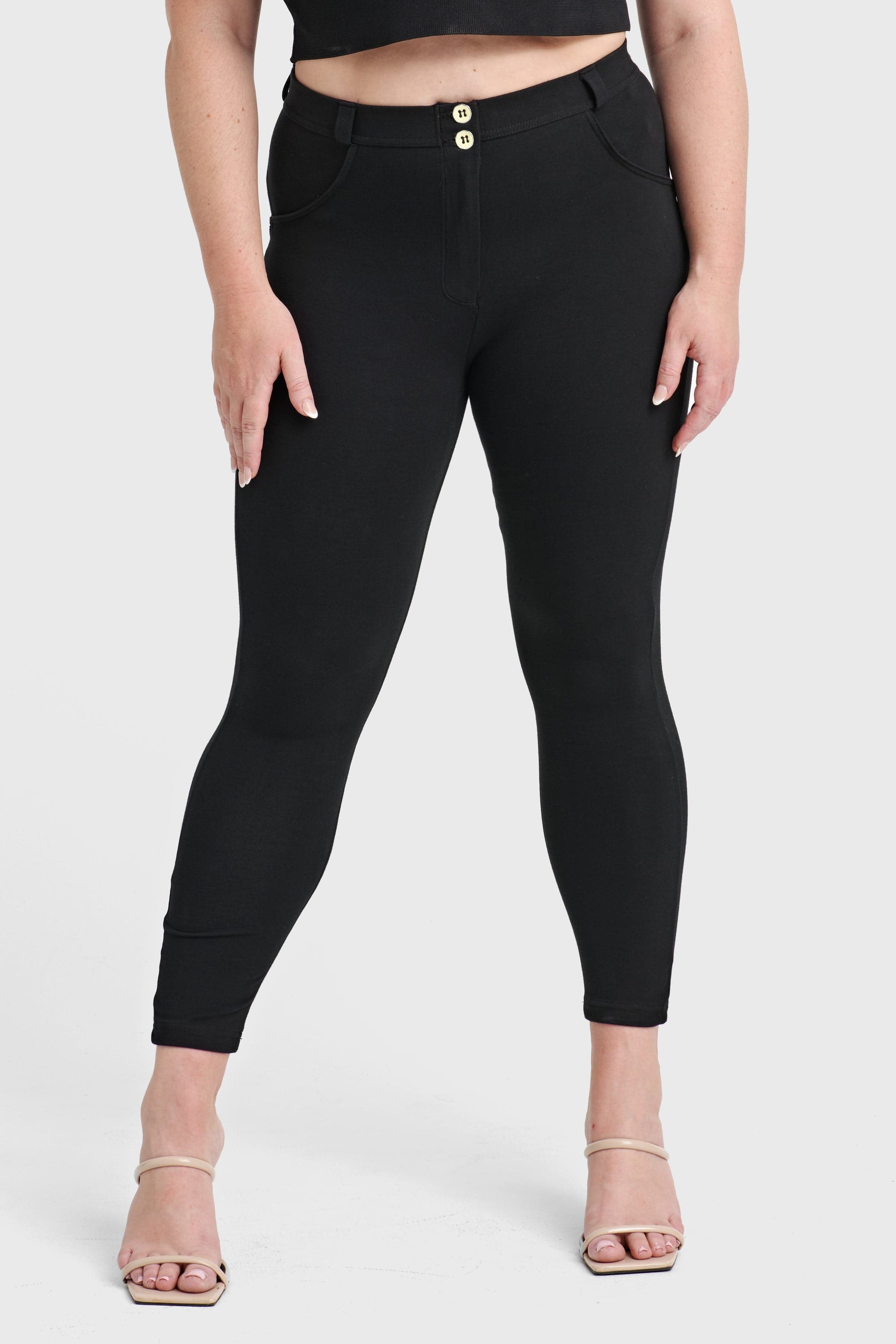 WR.UP® Curvy Fashion - High Waisted - 7/8 Length - Black 1