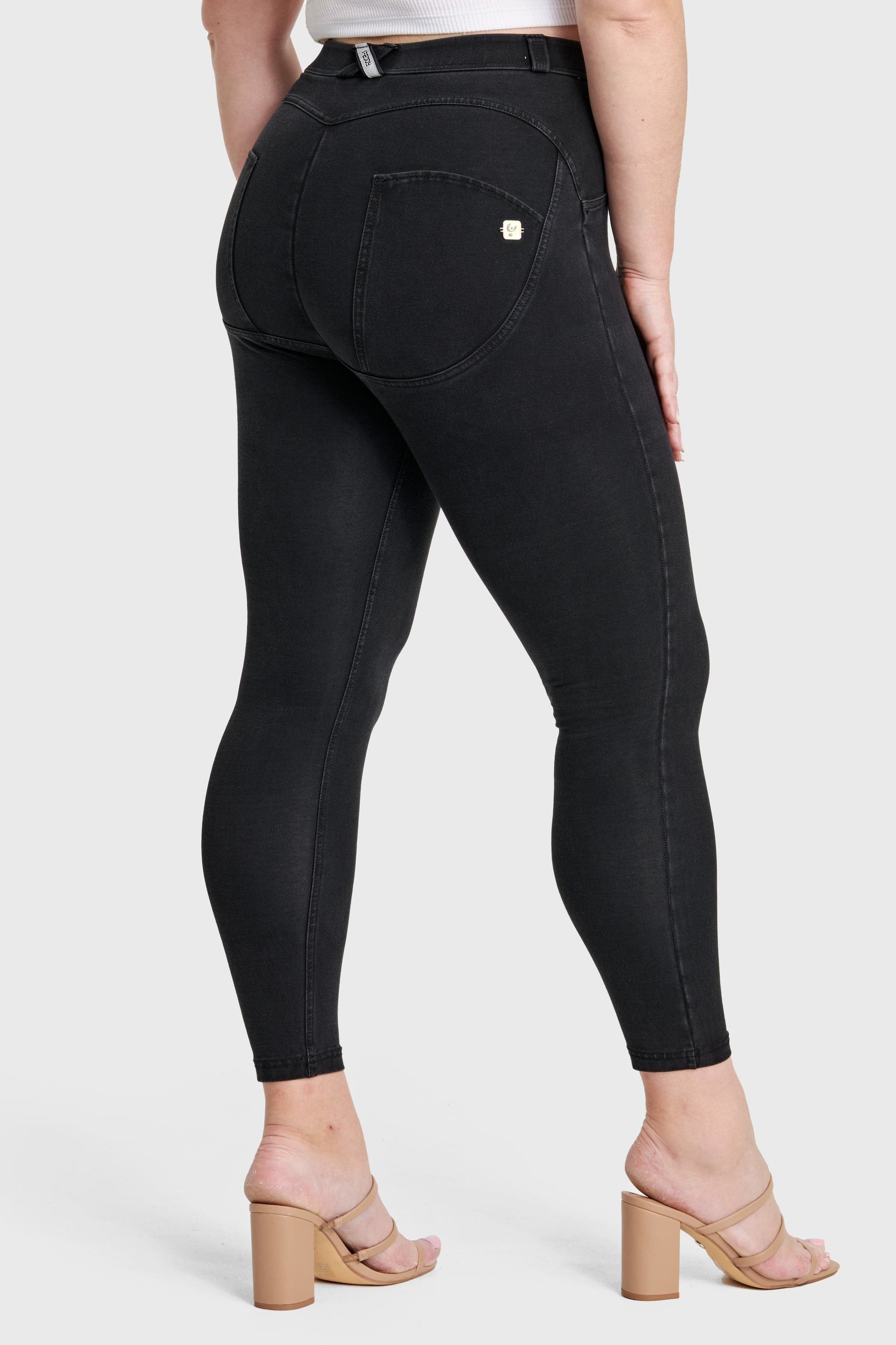 WR.UP® Curvy Denim - High Waisted - 7/8 Length - Black + Black Stitching 1