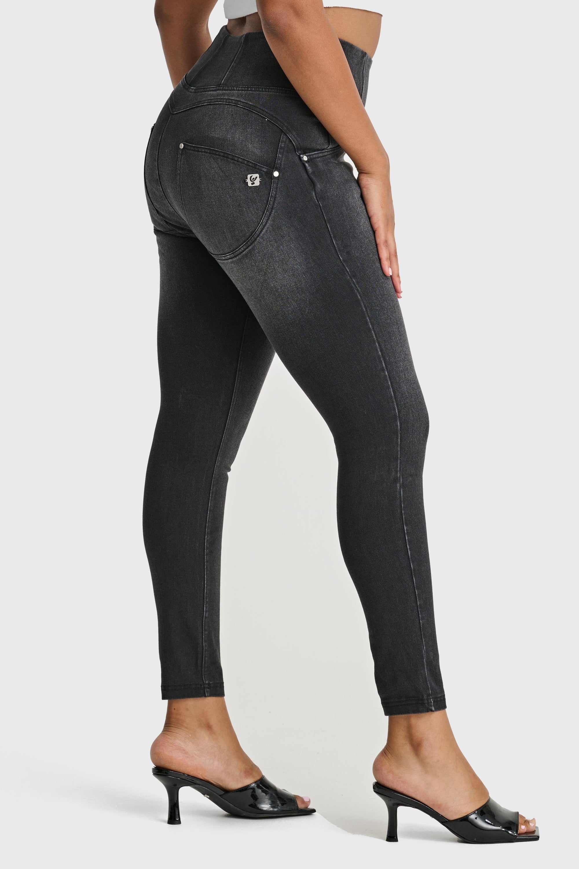 WR.UP® Snug Curvy Jeans - High Waisted - Full Length - Black + Black Stitching 5