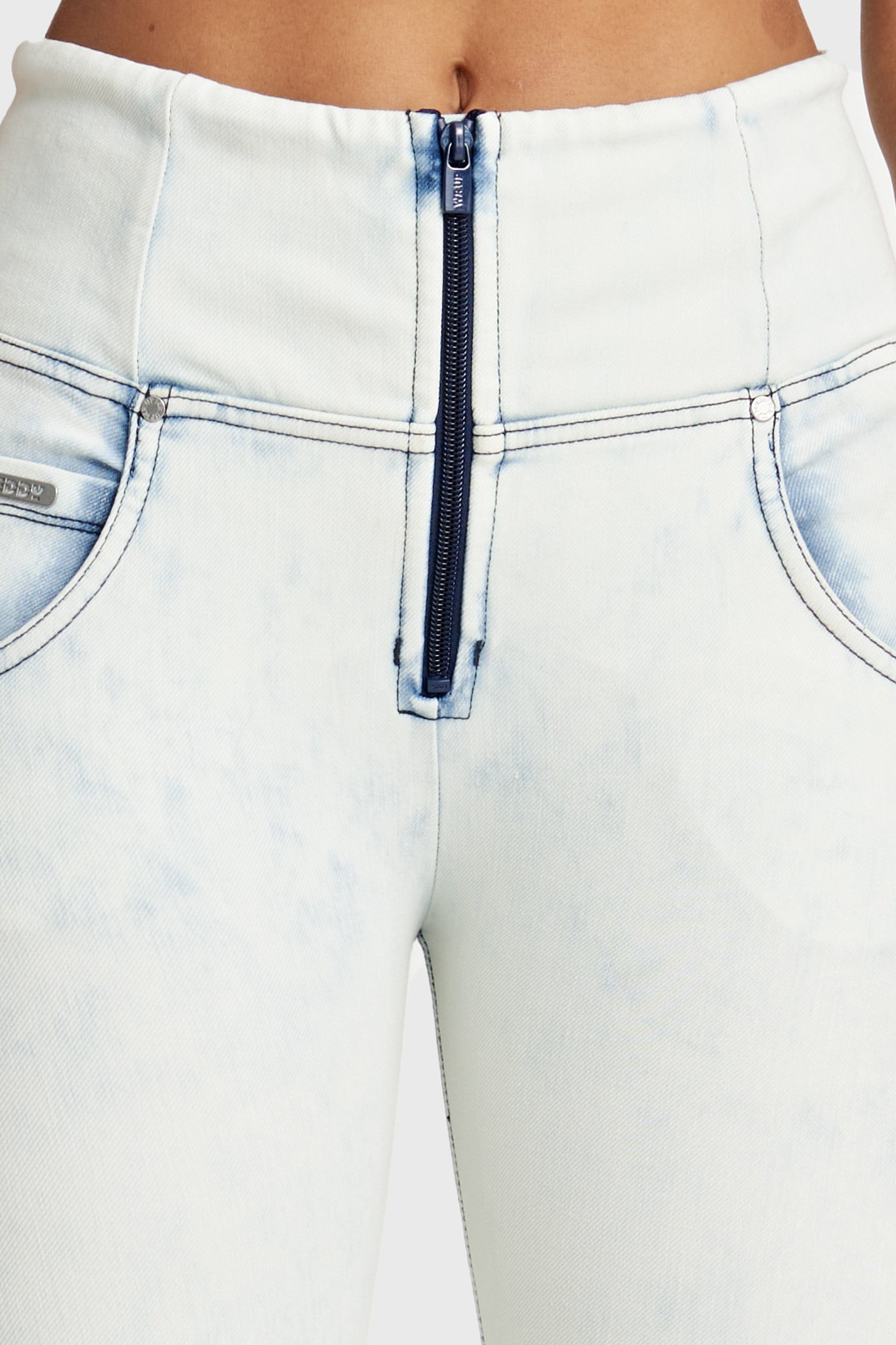 WR.UP® Snug Jeans - High Waisted - 7/8 Length - Light Acid Wash 4